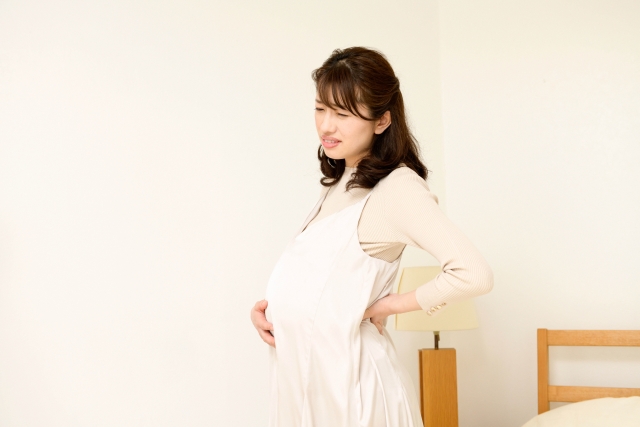 妊娠による体調不良や腰痛の症状に悩む女性
